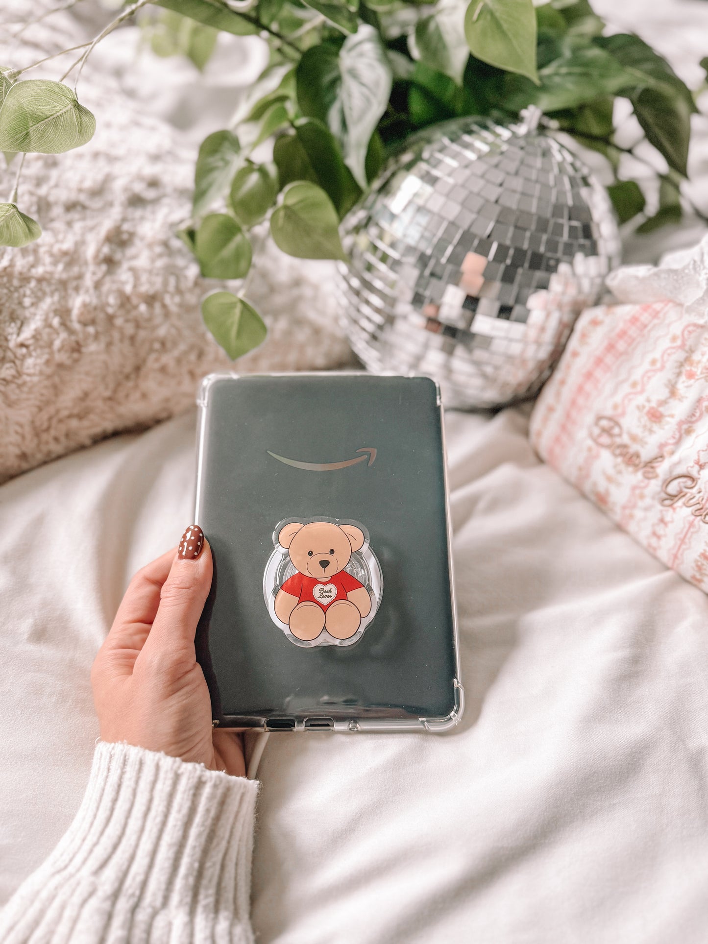 Book Lover Bear Magsafe Kindle Grip